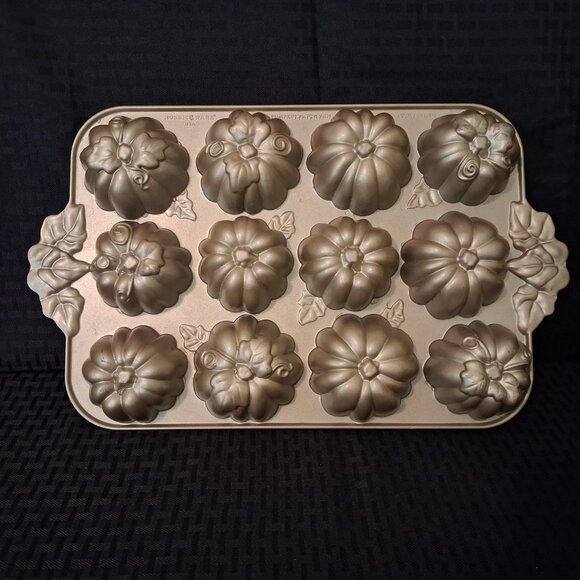 Nordic Ware Pumpkin Patch Pan 12 Muffins Mini Cakes Cupcakes HALLOWEEN FALL USA - Picture 9 of 12